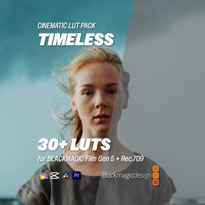 Peut inclure: Image avec une femme aux cheveux blonds et un texte superposé : "CINEMATIC LUT PACK TIMELESS 30+ LUTS for BLACKMAGIC Film Gen 5 + Rec.709". L'arrière-plan est divisé, avec un ciel bleu à gauche et un dégradé gris à droite.