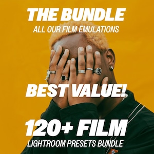 以下が含まれることがあります： 黄色い背景に「THE BUNDLE ALL OUR FILM EMULATIONS BEST VALUE! 120+ FILM LIGHTROOM PRESETS BUNDLE」と書かれた画像。顔を覆う手を持つ人が部分的に見えています。