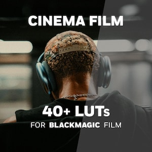 Peut inclure: Un affichage de produit numérique avec le texte CINEMA FILM, 40+ LUTs et FOR BLACKMAGIC FILM. L'arrière-plan montre le dos d'une personne portant une casquette à motifs, un grand casque audio et un sweat-shirt noir à capuche.
