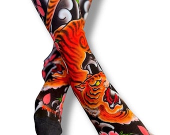 Calcetines de tigre y flor de cerezo: arte del tatuaje japonés