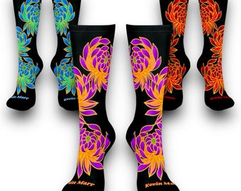 Calcetines con tatuaje de crisantemo. Hermosas y coloridas flores kiku. Diseño inspirado en el arte del tatuaje japonés con un colorido estampado floral.