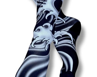 Calcetines OLA JAPONESA, Gran Ola estilo tatuaje, ondas monocromáticas con los dedos. Arte de tatuaje blackwork estilo Hokusai. Un regalo ideal para artistas.