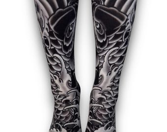 Calcetines negros y grises con tatuaje de koi, estilo irezumi japonés con ondas de agua, símbolo de perseverancia y fuerza, acolchados y suaves.