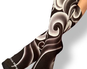 Calcetines de tatuaje japoneses: diseño de barra de viento en negro y gris