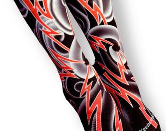 Calcetines de relámpagos estilo tatuaje japonés, fondo de espiral de viento negro con rayos rojos