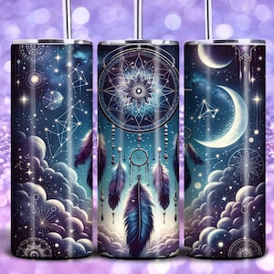 Pode incluir: Três copos de aço inoxidável com um design de apanhadores de sonhos, lua e estrelas. Os copos são decorados com um esquema de cores azul escuro, roxo e branco.