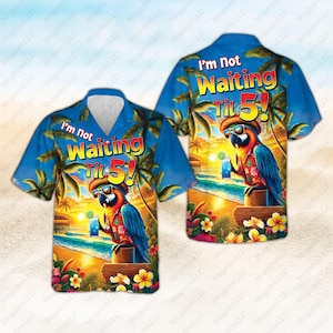 以下が含まれることがあります： サングラスをかけて飲み物を手にしたオウムが描かれた青と黄色のハワイアンシャツ。シャツには「I'm not waiting til 5!」の文字がプリントされています。