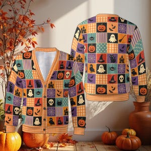 Puede incluir: Un cárdigan de manga larga con botones que presenta un colorido patrón de mosaico con iconos de Halloween, incluyendo calabazas, fantasmas, calaveras, gatos negros, sombreros de bruja, arañas, murciélagos y casas encantadas.