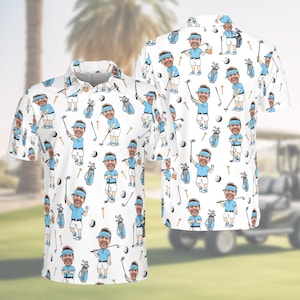 Könnte beinhalten: Weißes Poloshirt mit einem sich wiederholenden Muster eines Cartoon-Golfers in verschiedenen Posen. Der Golfer trägt ein blaues Outfit und Visier, mit Golfschlägern, Bällen, Tees und Taschen. Das Shirt hat einen Kragen.