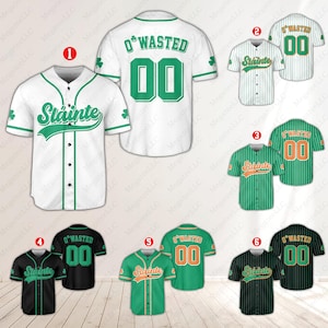 Pode incluir: Coleção de camisas de beisebol em várias cores, incluindo branco, verde e preto. Cada camisa apresenta as palavras "Stainte" ou "O'Wasted" e o número "00". Algumas camisas têm detalhes de trevo.