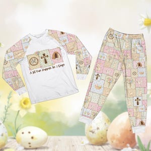 Peut inclure: Un ensemble de pyjama deux pièces avec un haut à manches longues et un pantalon assorti. Le haut blanc a des manches en patchwork et le texte "A lot can happen in 3 days." Le pantalon présente un motif patchwork avec des graphiques sur le thème de Pâques.