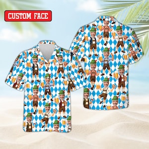 Puede incluir: Una camisa de manga corta con botones que presenta un patrón repetitivo de un personaje de dibujos animados con ropa bávara tradicional, sosteniendo una jarra de cerveza y un pretzel, sobre un fondo de rombos azules y blancos con el texto CUSTOM FACE.