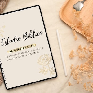 Peut inclure: Une tablette num&eacute;rique affichant un fond beige avec le texte "Estudio Biblico" et "PROVERBIOS 31:25" en lettres dor&eacute;es. Le texte ci-dessous indique "SE REVISTE DE FUERZA Y DIGNIDAD Y AFRONTA SEGURA EL PORVENIR." La tablette est pos&eacute;e sur une surface blanche avec un stylet blanc et des fleurs s&eacute;ch&eacute;es.