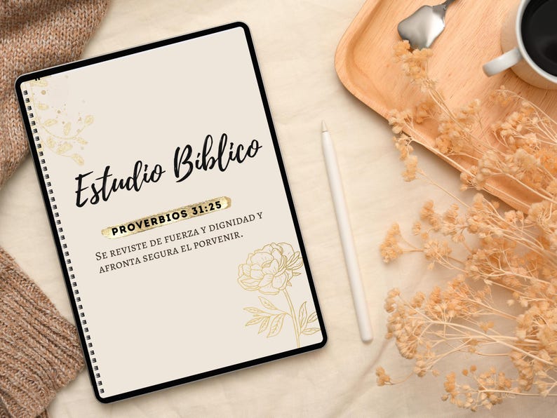 Peut inclure: Une tablette num&eacute;rique affichant un fond beige avec le texte "Estudio Biblico" et "PROVERBIOS 31:25" en lettres dor&eacute;es. Le texte ci-dessous indique "SE REVISTE DE FUERZA Y DIGNIDAD Y AFRONTA SEGURA EL PORVENIR." La tablette est pos&eacute;e sur une surface blanche avec un stylet blanc et des fleurs s&eacute;ch&eacute;es.