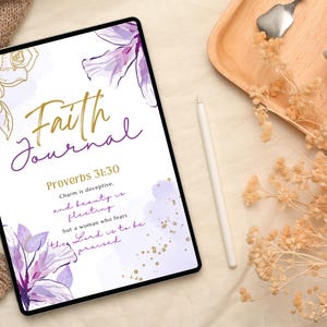 K&ouml;nnte beinhalten: Ein digitales Tablet mit wei&szlig;em Hintergrund und einem violetten und goldenen Blumendesign. Der Text "Faith Journal" ist in goldenen Buchstaben geschrieben. Der Text "Spr&uuml;che 31:30" ist in schwarzen Buchstaben geschrieben. Der Text "Anmut ist tr&uuml;gerisch. Und Sch&ouml;nheit ist verg&auml;nglich. Aber eine Frau, die den Herrn f&uuml;rchtet, ist zu loben." ist in schwarzen Buchstaben geschrieben.