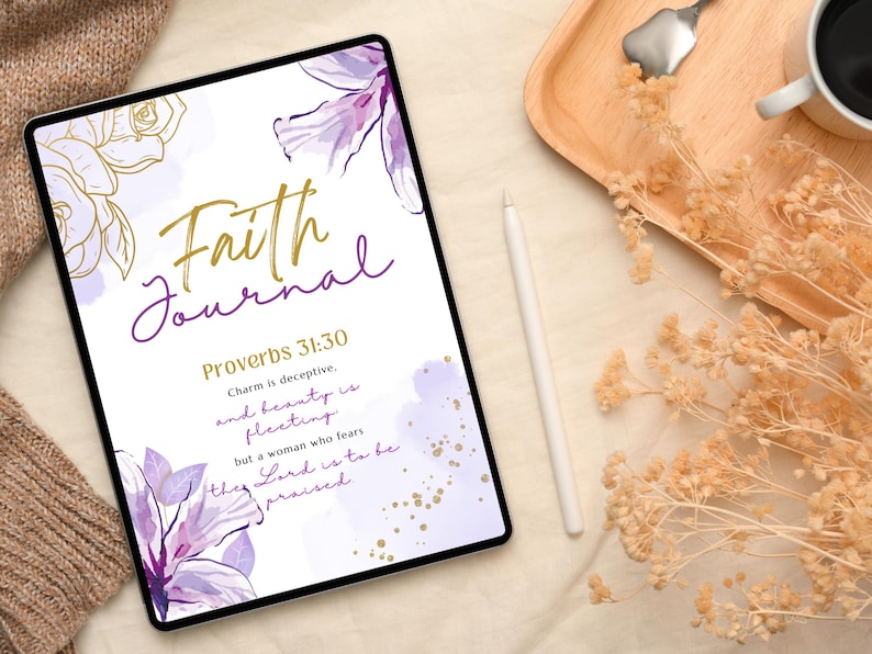 K&ouml;nnte beinhalten: Ein digitales Tablet mit wei&szlig;em Hintergrund und einem violetten und goldenen Blumendesign. Der Text "Faith Journal" ist in goldenen Buchstaben geschrieben. Der Text "Spr&uuml;che 31:30" ist in schwarzen Buchstaben geschrieben. Der Text "Anmut ist tr&uuml;gerisch. Und Sch&ouml;nheit ist verg&auml;nglich. Aber eine Frau, die den Herrn f&uuml;rchtet, ist zu loben." ist in schwarzen Buchstaben geschrieben.