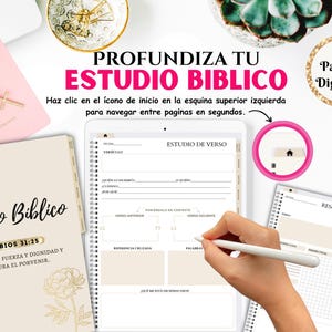 Peut inclure: Un journal beige et or avec le texte "Estudio Biblico" et "Proverbios 31:25" sur la couverture. Le journal a un motif floral dor&eacute; et une reliure spirale. Le texte "Se reviste de fuerza y dignidad y afronta segura el porvenir." est &eacute;galement sur la couverture. Une tablette num&eacute;rique avec le texte "Estudio de Verso" est ouverte sur une page avec un mod&egrave;le vierge pour &eacute;tudier un verset biblique. La tablette est sur une surface blanche. Le texte "PROFUNDIZA TU ESTUDIO BIBLICO" est en haut de l'image. Le texte "Haz clic en el icono de inicio en la esquina superior izquierda para navegar entre paginas en segundos." est sous le titre. Le texte "64 Paginas Digitales" est dans un cercle dor&eacute; dans le coin sup&eacute;rieur droit de l'image.