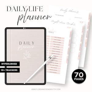 Op de afbeelding: Een digitale dagelijkse levensplanner met de woorden "Daily Life Planner" in een stijlvol lettertype. De planner bevat 70 pagina's en meer dan 10 trackers. De planner wordt getoond met een stylus en heeft een lichtroze omslag.