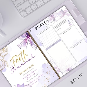 K&ouml;nnte beinhalten: Ein Journal mit violettem und goldenem Blumendesign mit den Worten "Faith Journal" und einem Bibelvers, "Spr&uuml;che 31:30 Anmut ist tr&uuml;gerisch, und Sch&ouml;nheit ist verg&auml;nglich, aber eine Frau, die den Herrn f&uuml;rchtet, ist w&uuml;rdig, gelobt zu werden." Das Journal ist auf einer Seite mit den Worten "Prayer Journal" ge&ouml;ffnet und bietet einen Abschnitt zum Aufschreiben von Gebeten, beantworteten Gebeten und Personen, f&uuml;r die man beten m&ouml;chte. Das Journal misst 21,6 cm x 27,9 cm.