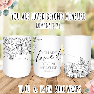 K&ouml;nnte beinhalten: Zwei wei&szlig;e Keramikbecher mit schwarzen Blumenmustern und dem Text "You are loved beyond measure Romans 8:38". Die Becher sind in 11 oz und 15 oz erh&auml;ltlich.