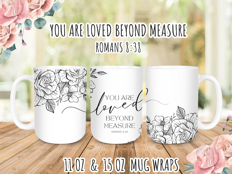 K&ouml;nnte beinhalten: Zwei wei&szlig;e Keramikbecher mit schwarzen Blumenmustern und dem Text "You are loved beyond measure Romans 8:38". Die Becher sind in 11 oz und 15 oz erh&auml;ltlich.