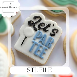 Puede incluir: Una galleta de azúcar decorada con glaseado blanco y las palabras "Let's PAR TEE" en negro y azul. También se representa una pelota y un tee de golf. La galleta está rodeada de otras galletas. El texto "STL FILE" está en la parte inferior.