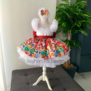 Meisjesjurk met Candyland-thema – kleurrijke snoepprint, gezwollen tule en rode paillettenstrik verjaardagsoutfit, kleurrijke lolly verjaardagsoutfit