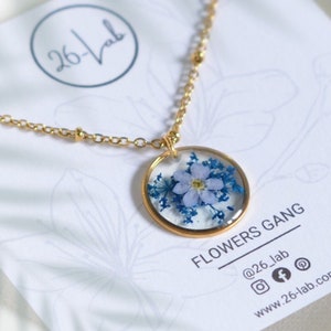 Queen Anne's lace myosotis forget-me-not necklace in resin, real pressed flowers