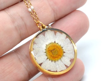 Necklace with real Daisy flowers and gold resin