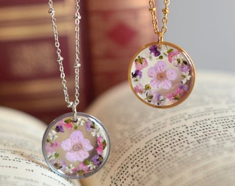 Collana donna in resina con ciondolo oro o argento e veri fiori pressati Alyssum e Narciso rosa e viola