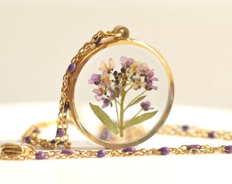Collana in resina con fiori veri di Alyssum viola e catena artigianale con perline colorate