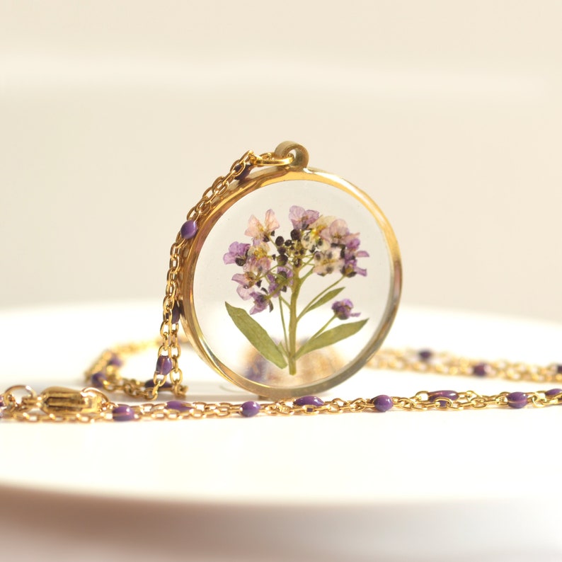 Collana in resina con fiori veri di Alyssum viola e catena artigianale con perline colorate immagine 1