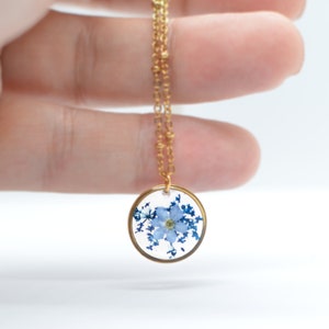 Myosotis-Vergissmeinnicht-Halskette aus Spitze von Queen Anne aus Kunstharz, echte gepresste Blumen Bild 6