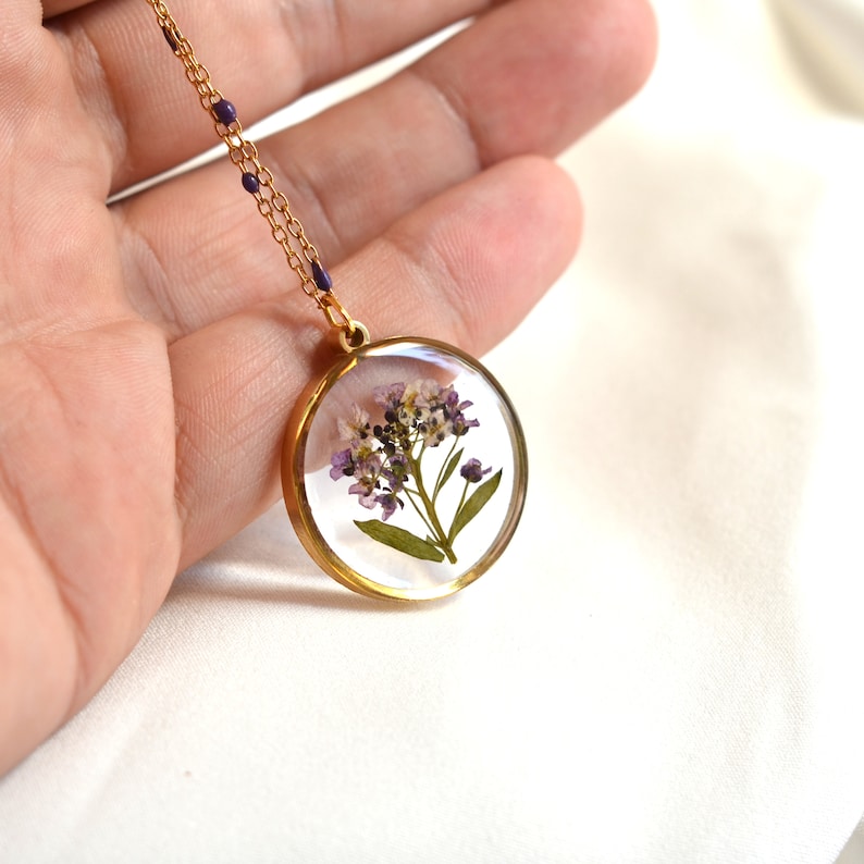 Collana in resina con fiori veri di Alyssum viola e catena artigianale con perline colorate immagine 3