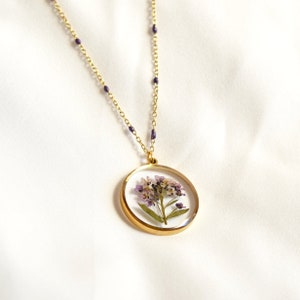 Collana in resina con fiori veri di Alyssum viola e catena artigianale con perline colorate immagine 2