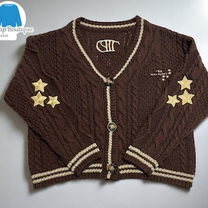 Cardigan de malha com letras | Suéter marrom com decote em V | Blusa de manga comprida com estampa de estrelas | Tricô bordado fofo e aconchegante | Blusa feminina com botões