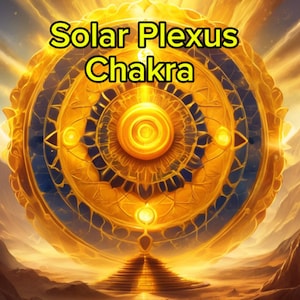 Puede incluir: Ilustración circular dorada con el texto "Solar Plexus Chakra" en amarillo. El diseño presenta patrones intrincados en oro y azul, irradiando luz. El fondo representa un paisaje desértico con una escalera.