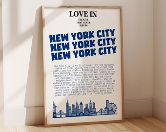 Pode incluir: Um poster emoldurado com o texto "LOVE IN THE CITY THAT NEVER SLEEPS" e "NEW YORK CITY" em azul. Abaixo, um horizonte azul de Nova York. O poster está em um chão de madeira.