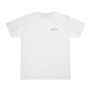 Peut inclure: Un t-shirt blanc avec le mot "RAVA" imprimé en noir sur le haut à droite de la poitrine. Le t-shirt a des manches courtes et un col rond.