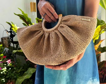 Cabas bohème en coquillages au crochet - Sac fabriqué à la main au crochet en raphia - Sac tissé beige doré minimaliste au bord de la plage - Cadeau fait main élégant