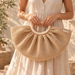 Beige Raffia Crochet Shell Bag: Handmade Top Handle Purse with Wooden Handles image 3