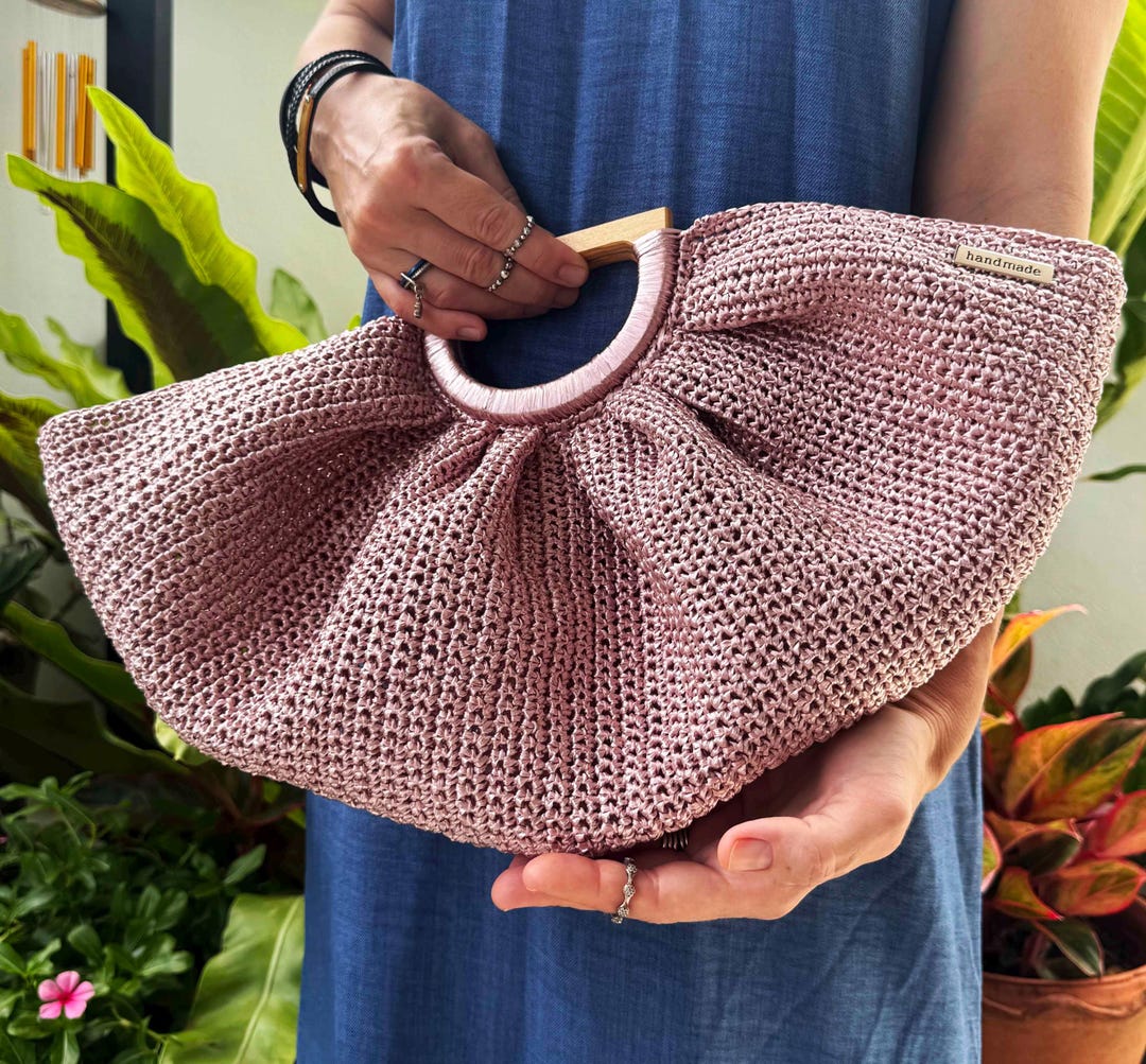 Clutch bohemio de rafia con conchas ruborizadas – Monedero rosa