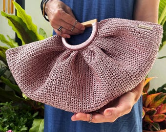 Pochette bohème rose poudré en raphia - Porte-monnaie éventail rose fait main - Sac tendance estival bohème - Sac à main au crochet élégant - Cadeau fait main élégant