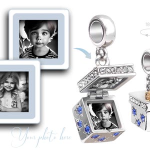 Puede incluir: Un dije de medall&oacute;n cuadrado en tono plateado con una tapa abatible decorada con cristales transparentes y detalles en forma de estrella azul. El medall&oacute;n se abre para mostrar una fotograf&iacute;a en blanco y negro de un ni&ntilde;o. Incluye una argolla.