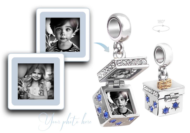 Puede incluir: Un dije de medall&oacute;n cuadrado en tono plateado con una tapa abatible decorada con cristales transparentes y detalles en forma de estrella azul. El medall&oacute;n se abre para mostrar una fotograf&iacute;a en blanco y negro de un ni&ntilde;o. Incluye una argolla.