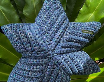 Gehäkelte Sterne Kissen: Blau gestricktes Dekokissen, Kinderzimmer Dekor
