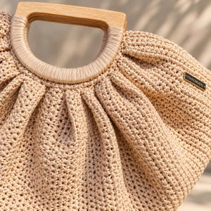 Beige Raffia Crochet Shell Bag: Handmade Top Handle Purse with Wooden Handles image 8