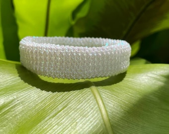 Weißes Lurex Häkelarmband: Winterliche Hochzeit, funkelnd