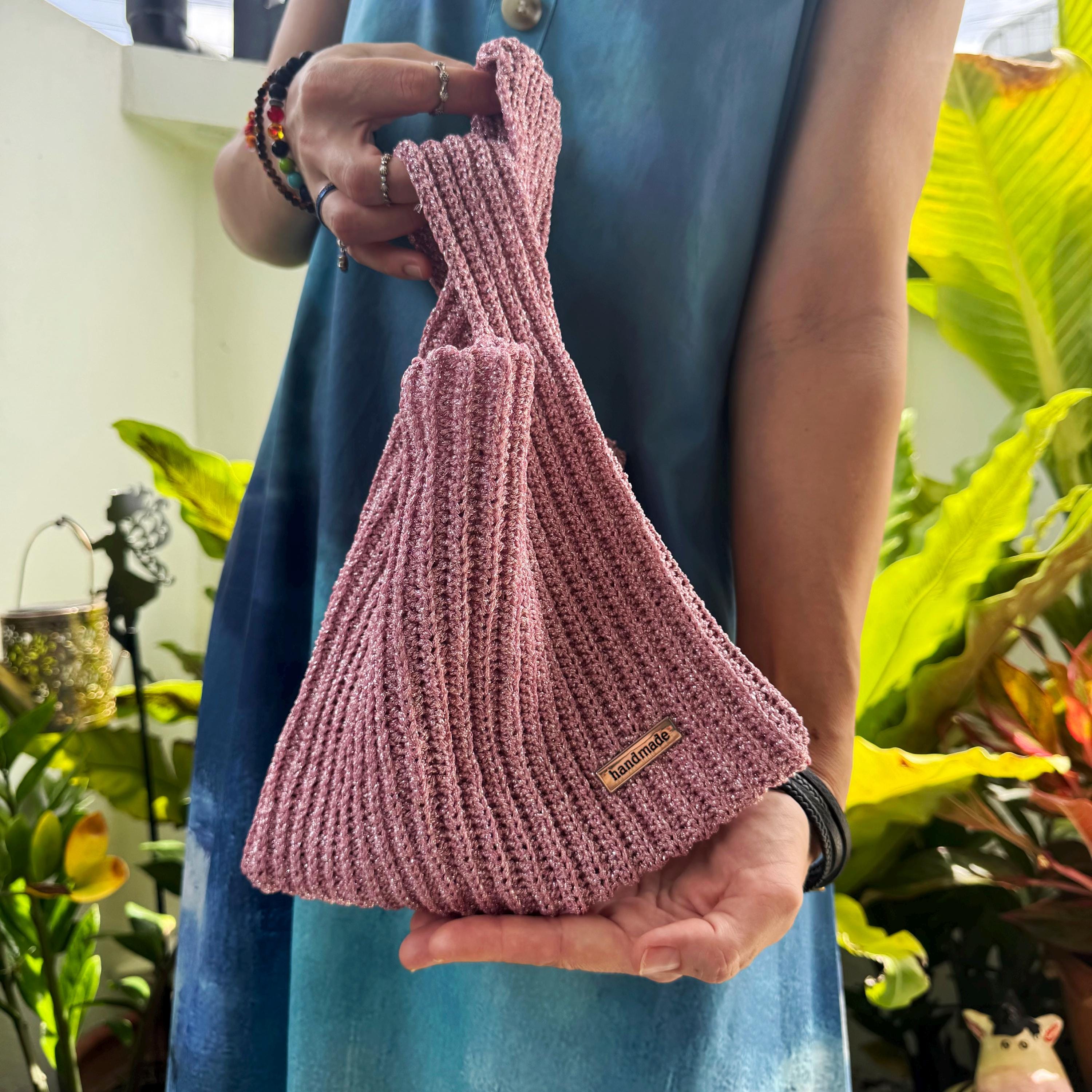 Sac avec noeud en lurex rose céleste - Porte-monnaie artisanal en crochet métallique - Pochette de soirée minimaliste rose argenté - Cadeau fait main élégant