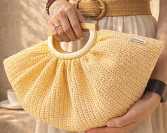 Bolso de mano de rafia hecho a mano: bolso estilo bohemio color crema con asas de madera.